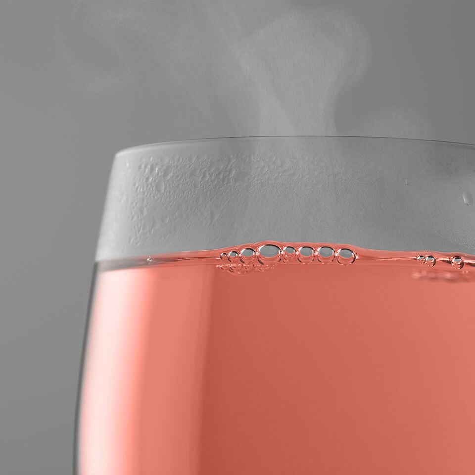 Rosafarbener Tee der Sorte Funky Melon in einem Glas